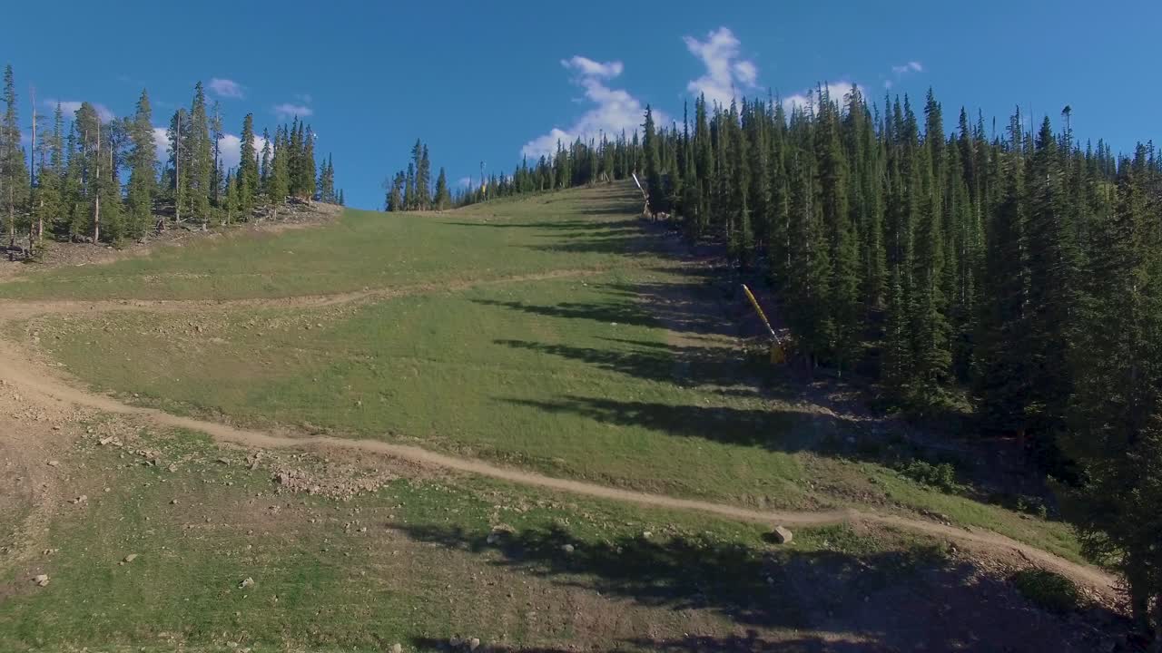 paseos en bicicleta de montaña y salta por el sendero en zigzag en keystone, colorado