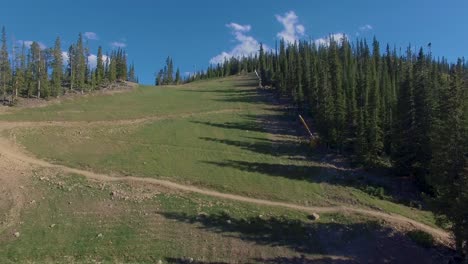 Mountainbiker-Fahren-Und-Springen-Den-Serpentinenweg-In-Keystone,-Colorado