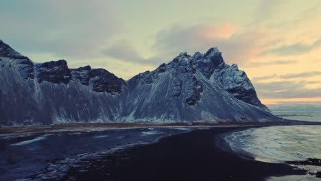 montañas nevadas contra el cielo del atardecer