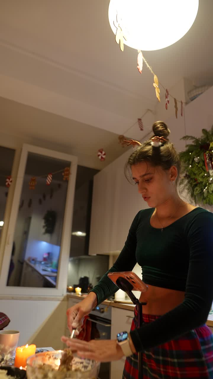 Женщина готовит выпечку на праздничной кухне