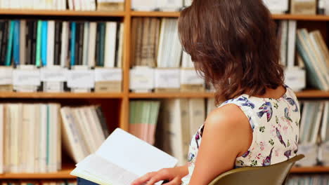 mujer joven estudiando en la biblioteca