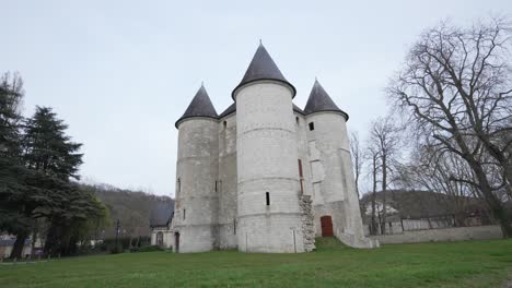 Inclinar-Hacia-Arriba-Revela-Un-Gran-Castillo-Blanco-Con-Césped-Verde,-Día-Nublado,-Francia