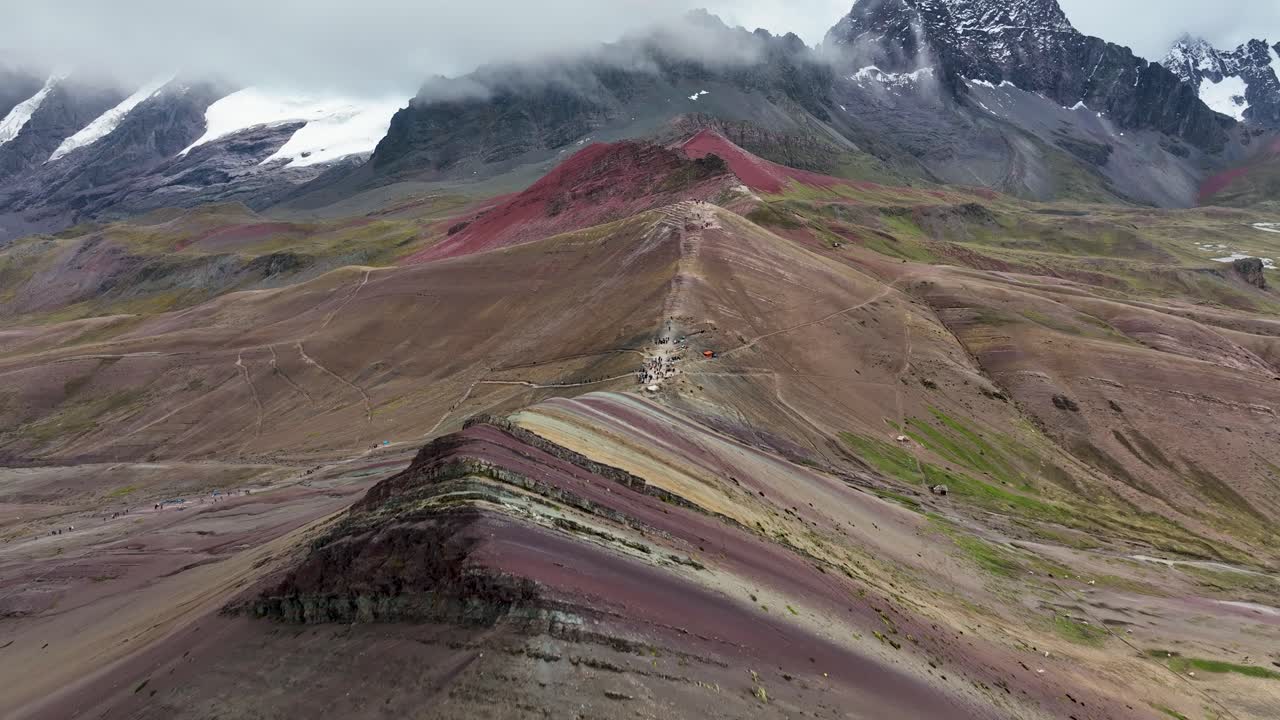 Veduta aerea da drone della Montagna Arcobaleno, Vinicunca, Regione di Cusco, Perù
