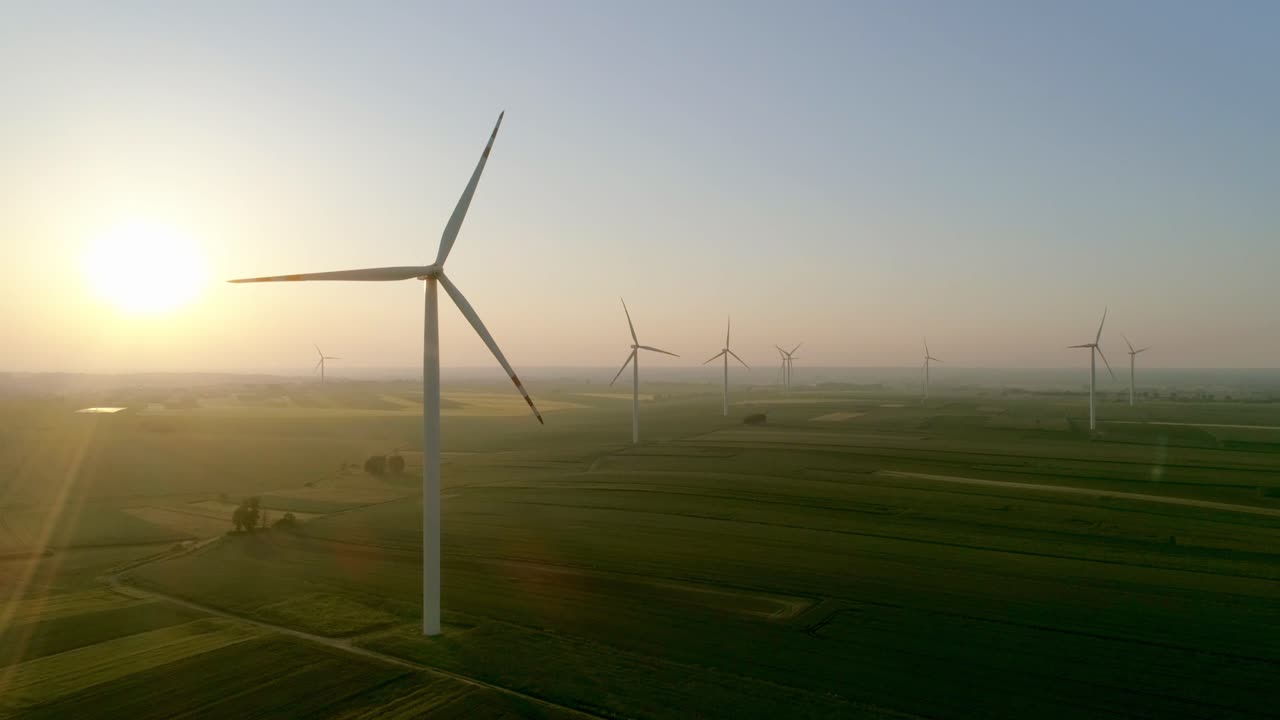 vista de aviones no tripulados de las turbinas eólicas al atardecer