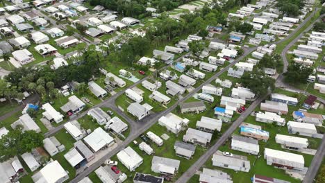 fotografía aérea de arriba hacia abajo de un parque de caravanas de casas móviles en el suburbio de fort myers, florida