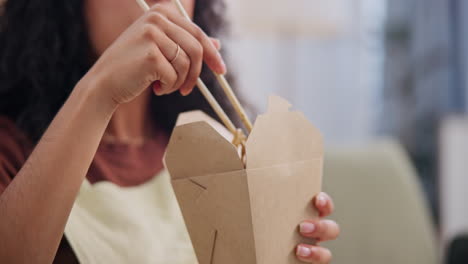 Mujer comiendo fideos