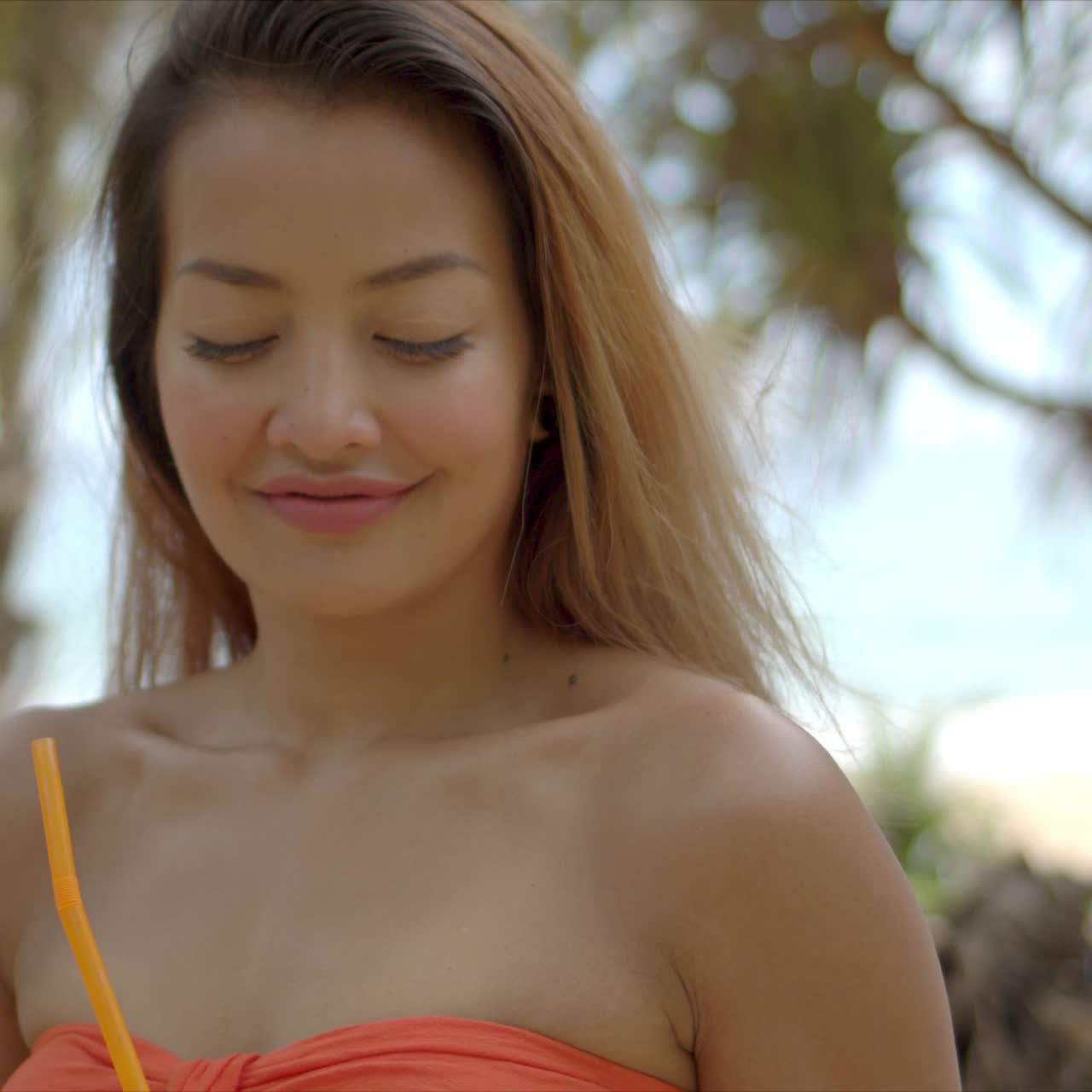 코코넛 음료를 마시는 매력적인 여자