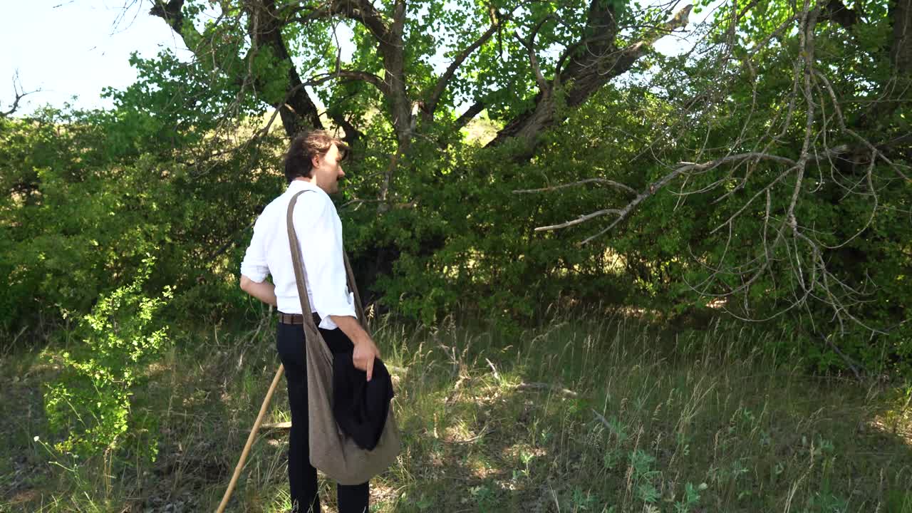 헝가리 시인 산도르 페토피가 하이킹 중 휴식을 취하기 위해 나뭇가지에 코트를 걸고 있다