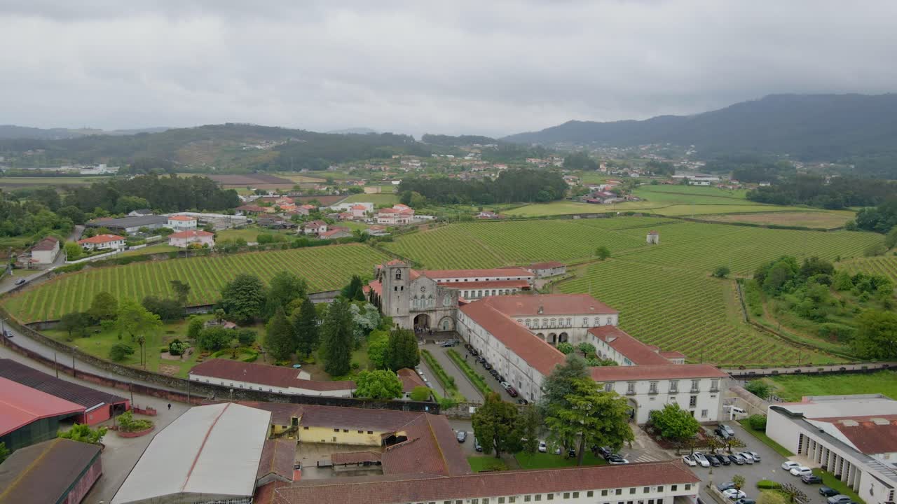 aerial - convento de são salvador de vilar de frades con viñedos y paisajes rurales en barcelos, portugal