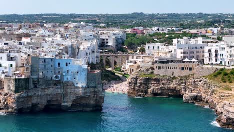 Vista-Aérea-Sobre-La-Playa-De-Lama-Monachile-En-Polignano-A-Mare,-Región-De-Puglia,-Italia