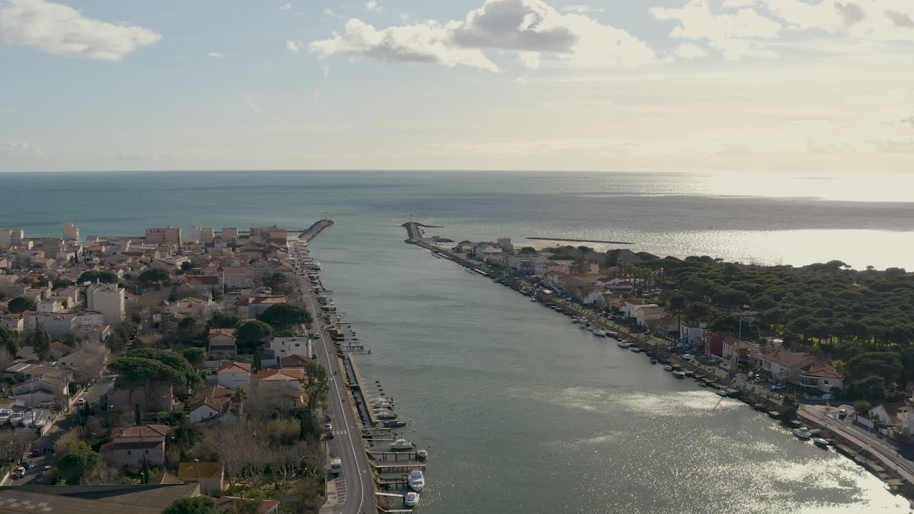 el estuario del río herault la desembocadura del río mar mediterráneo grau d'agde dron aéreo