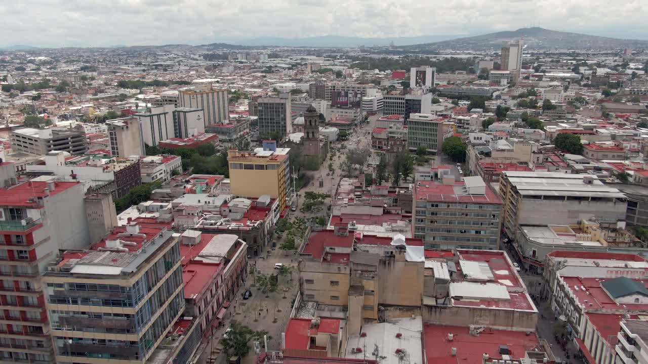 edificios compactos en el centro de la ciudad de guadalajara durante el día en jalisco, méxico