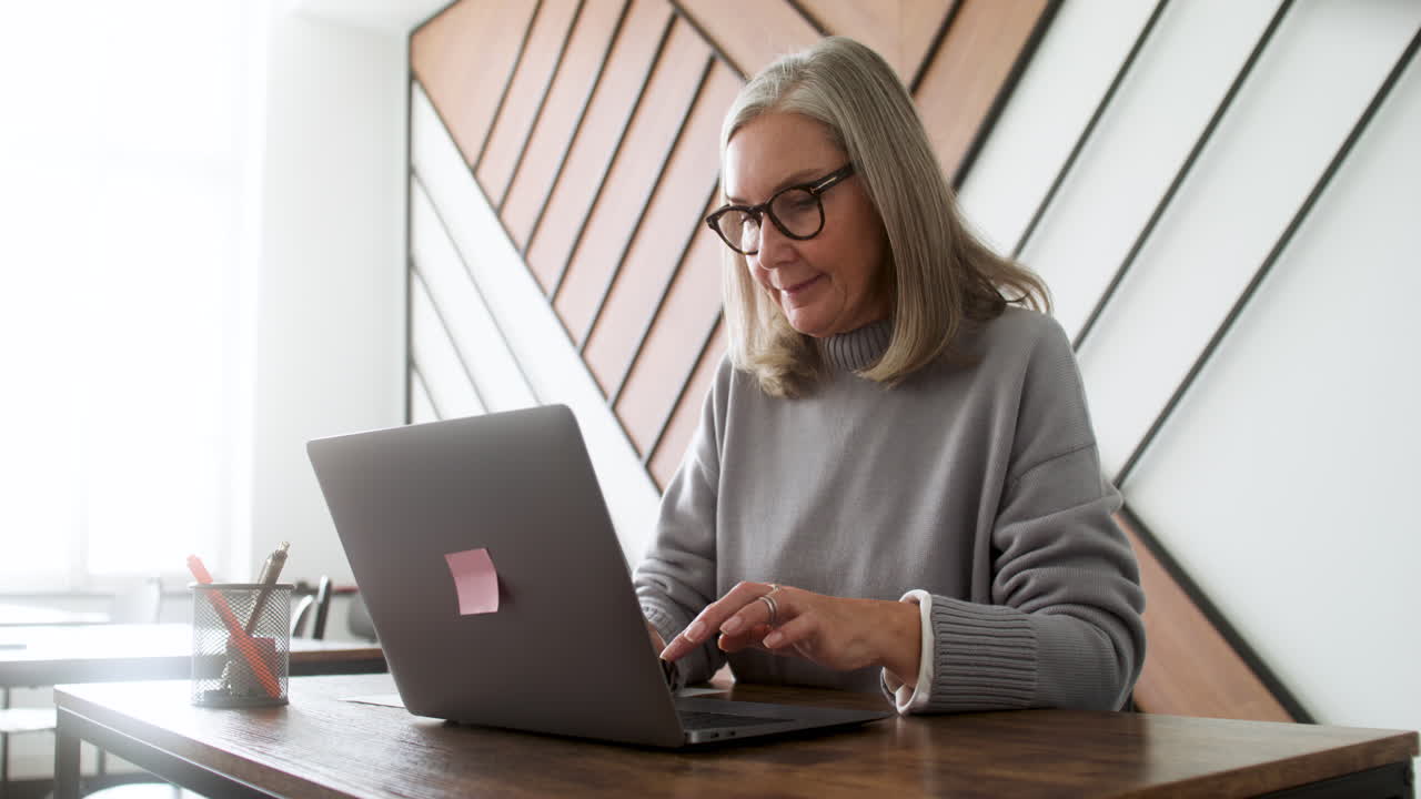 estudiante que utiliza la computadora en el aula