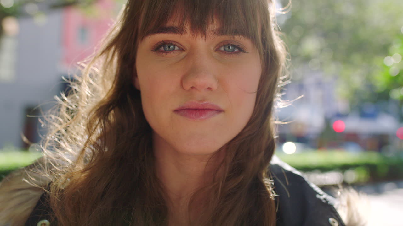 심각 한 태도 를 보이는 여자 의 초상화