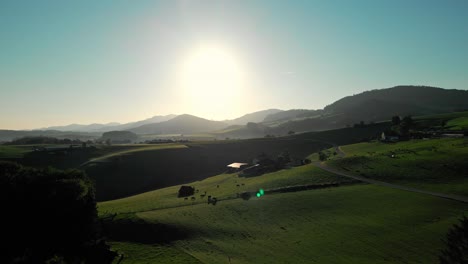 Langsamer-Schubflug-In-Einer-Wunderschönen-Schweizer-Landschaft-Bei-Sonnenaufgang