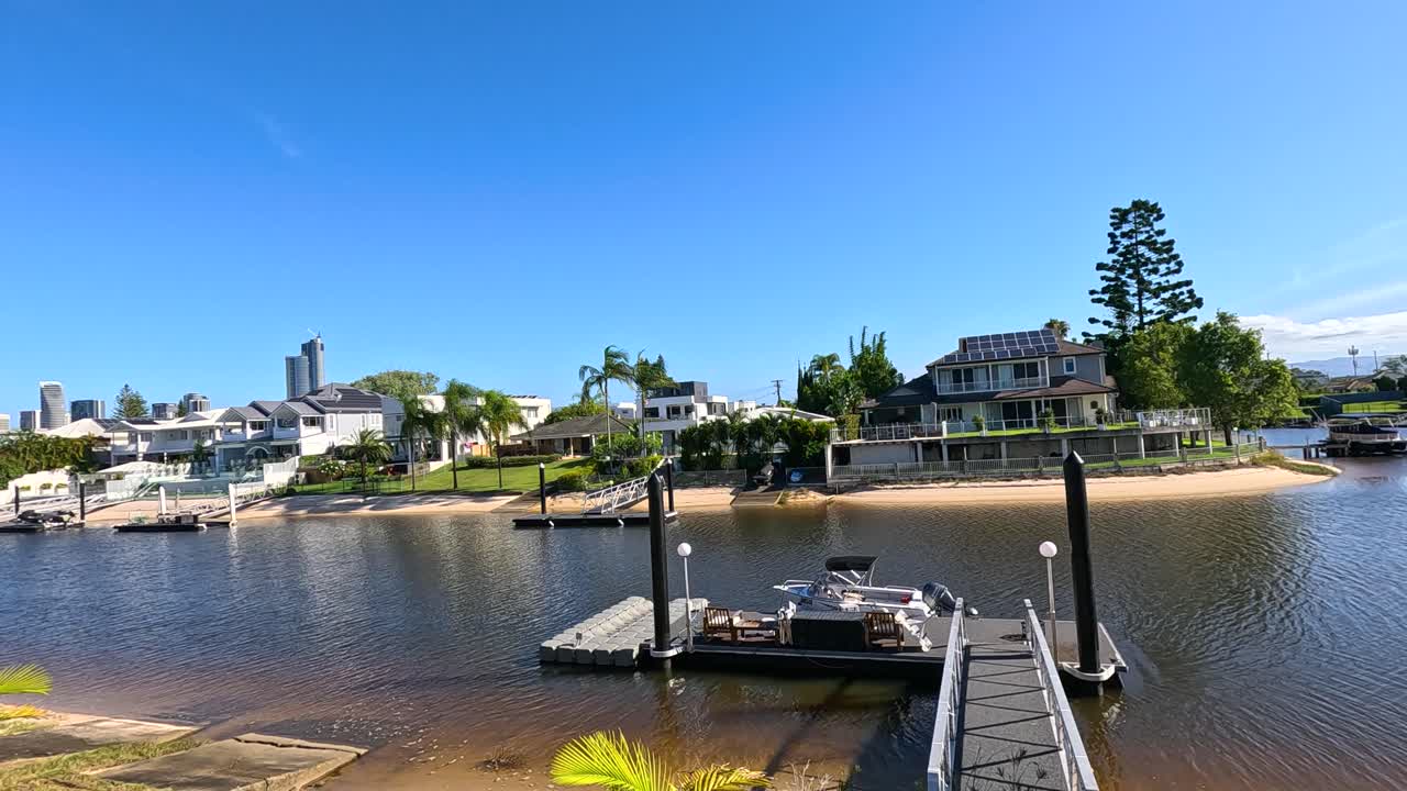 경치 좋은 강변 위 에 매그피 가 날아다니고 있다