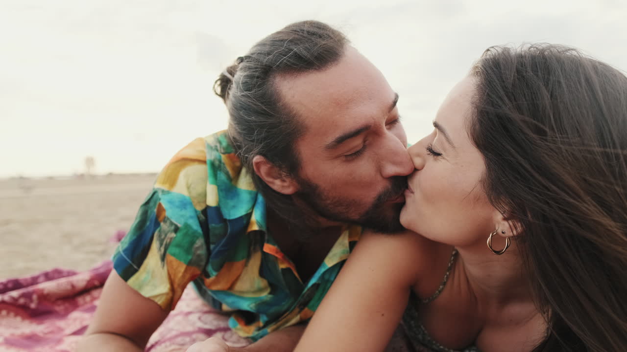 Una coppia che si gode un momento romantico sulla spiaggia