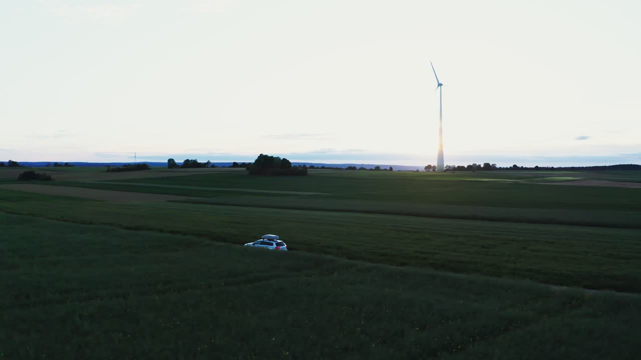 풍력 터빈과 자동차를 가진 시골 풍경