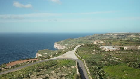 Antena:-Volando-Sobre-La-Carretera-En-Los-Acantilados-De-Dingli-Con-El-Mar-Mediterráneo-De-Fondo-En-Un-Día-Soleado