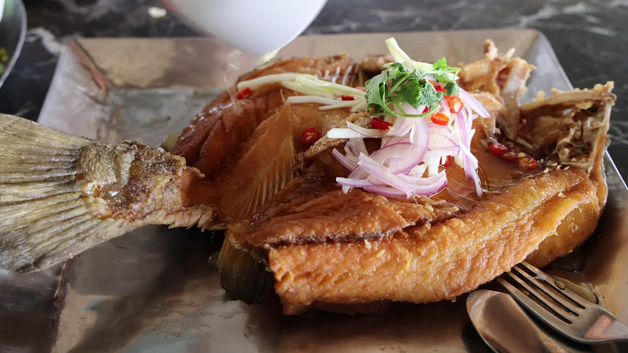 토핑과 함께 긴 물고기의 순차적인 장식