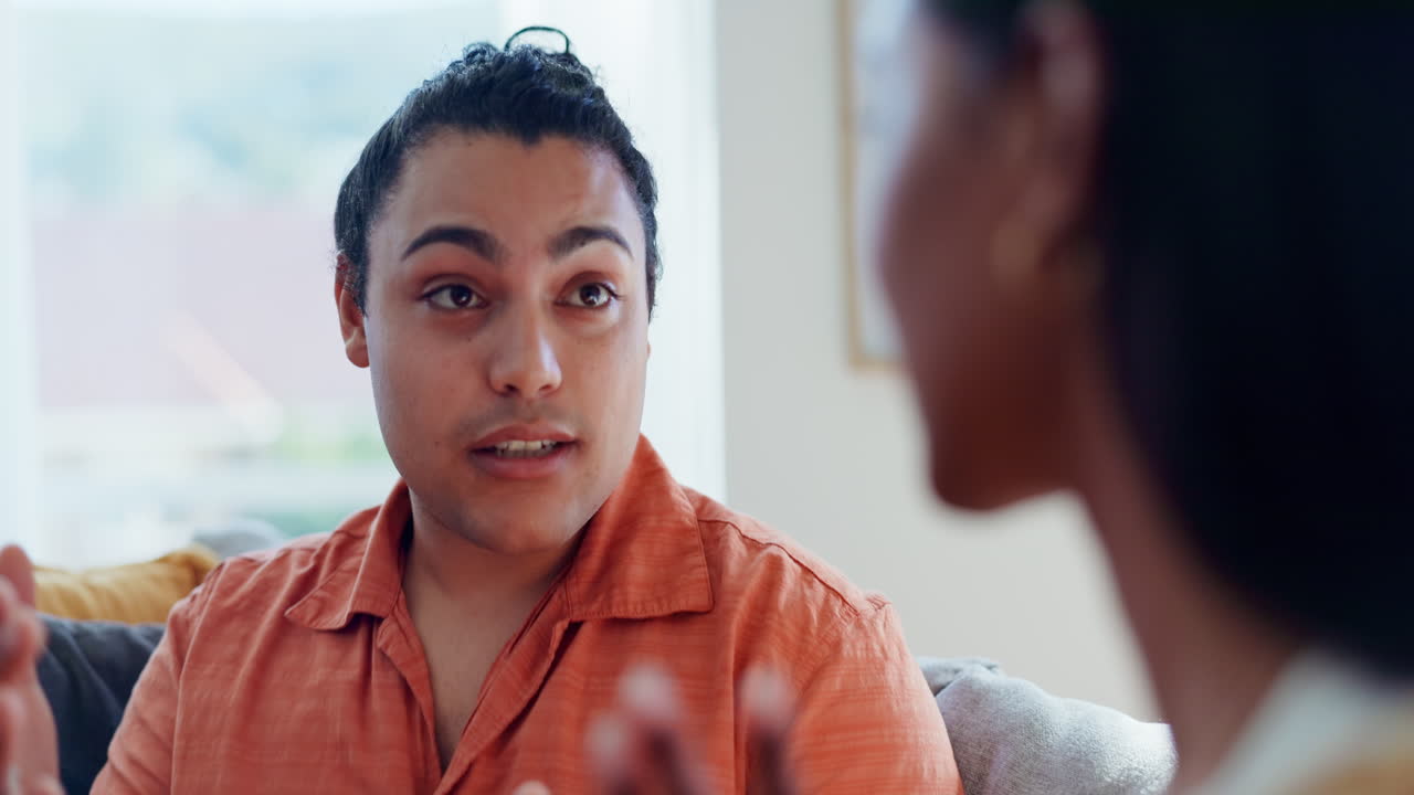 cara de hombre enojado, mujer y pelear en casa