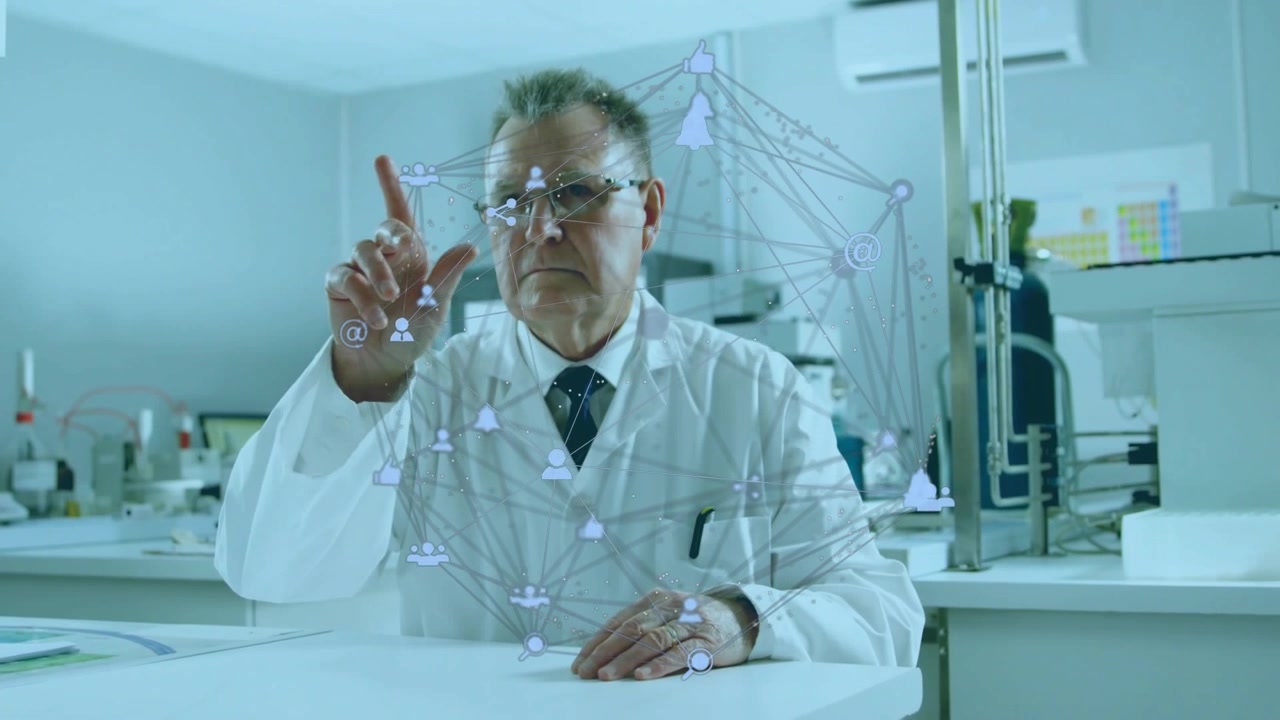 Scienziato senior che alza la mano destra toccando nodi di rete, illuminando icone per la ricerca scientifica.