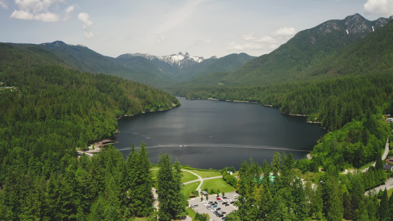 vista aérea del espectacular paisaje montañoso alrededor del lago capilano en el norte de vancouver