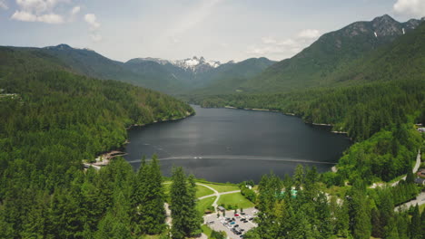 Vista-Aérea-Del-Espectacular-Paisaje-Montañoso-Alrededor-Del-Lago-Capilano-En-El-Norte-De-Vancouver