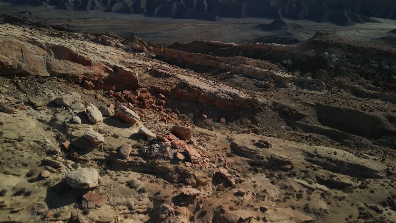 drone inclinado hacia las montañas en el desierto