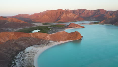 filmación cinematográfica con drones de la playa de balandra, pasando por las colinas rojas, las aguas turquesas y las playas de arena blanca, revelando al atardecer