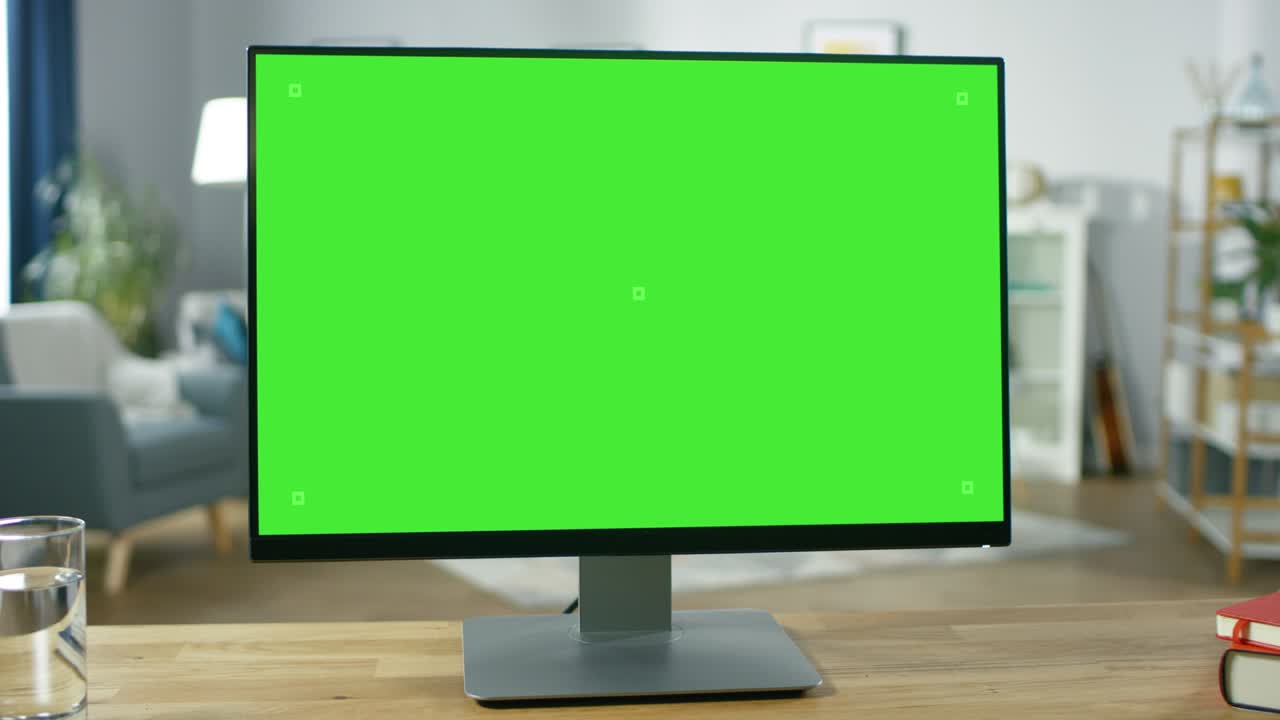 una computadora personal moderna con una maqueta de pantalla verde de pie en el escritorio de la acogedora oficina en el hogar. sala de estar creada por un diseñador de interiores con buen gusto y estilo.