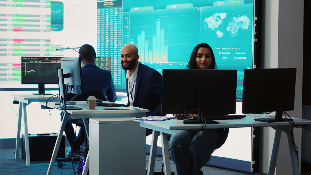 previsión afiliados que trabajan en la oficina de espacio de coworking para revisar los últimos negocios