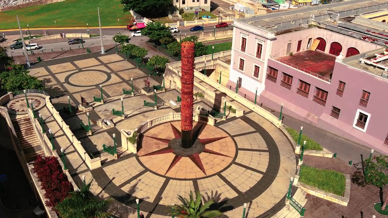 Ripresa con drone con zoom 4K della piazza Paseo de la Princesa nella Vecchia San Juan, Porto Rico. Mostra architettura coloniale e fontana centrale. Per turismo, cultura, viaggi.