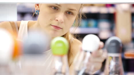 mujer joven analizando productos en una tienda