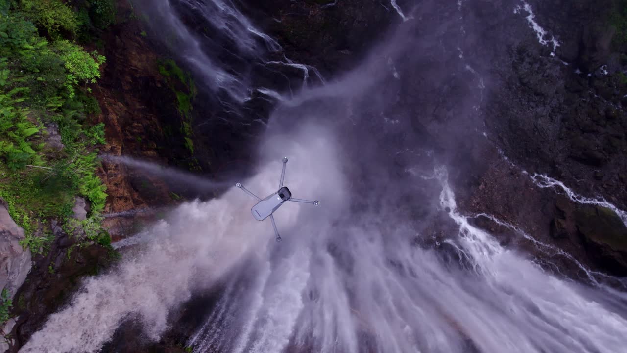 Flygfoto över Tumpak Sewu-vattenfallet i östra Java