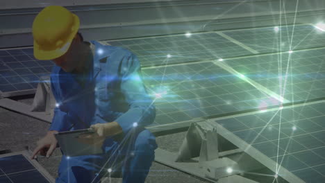 animación de la red de conexiones a través de paneles solares y ingeniero masculino en el fondo