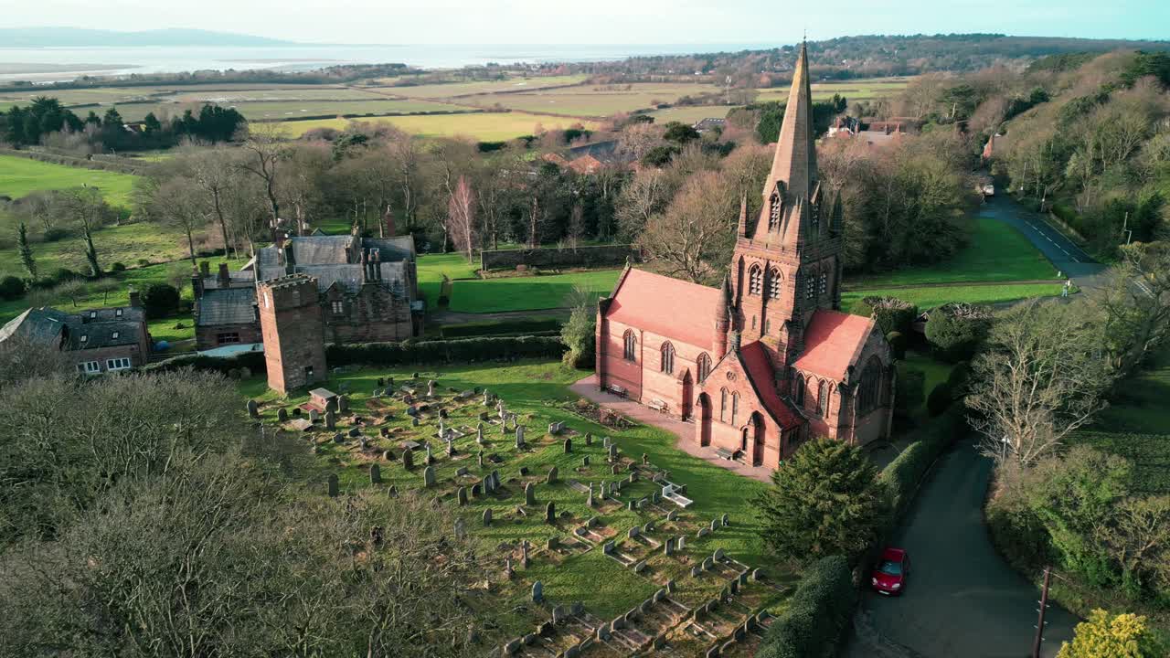 세인트 바르톨로메우 교회 (st bartholomew church, thurstaston, wirral) - 전형적인 성공회 영어 교구 교회 - 공중 드론 (aerial drone) 은 은 아침에 시계 방향으로 회전합니다.
