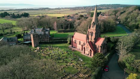 iglesia de san bartolomé, thurstaston, wirral - una iglesia parroquial anglicana inglesa por excelencia - drone aéreo girando en el sentido de las agujas del reloj en una mañana soleada