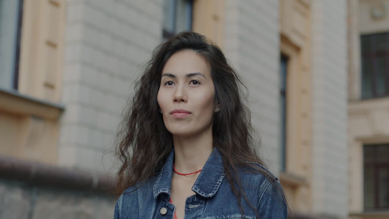 mujer con chaqueta de denim