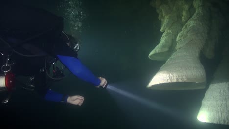 Buzo-Y-Espeleotemas-De-Campana-únicos