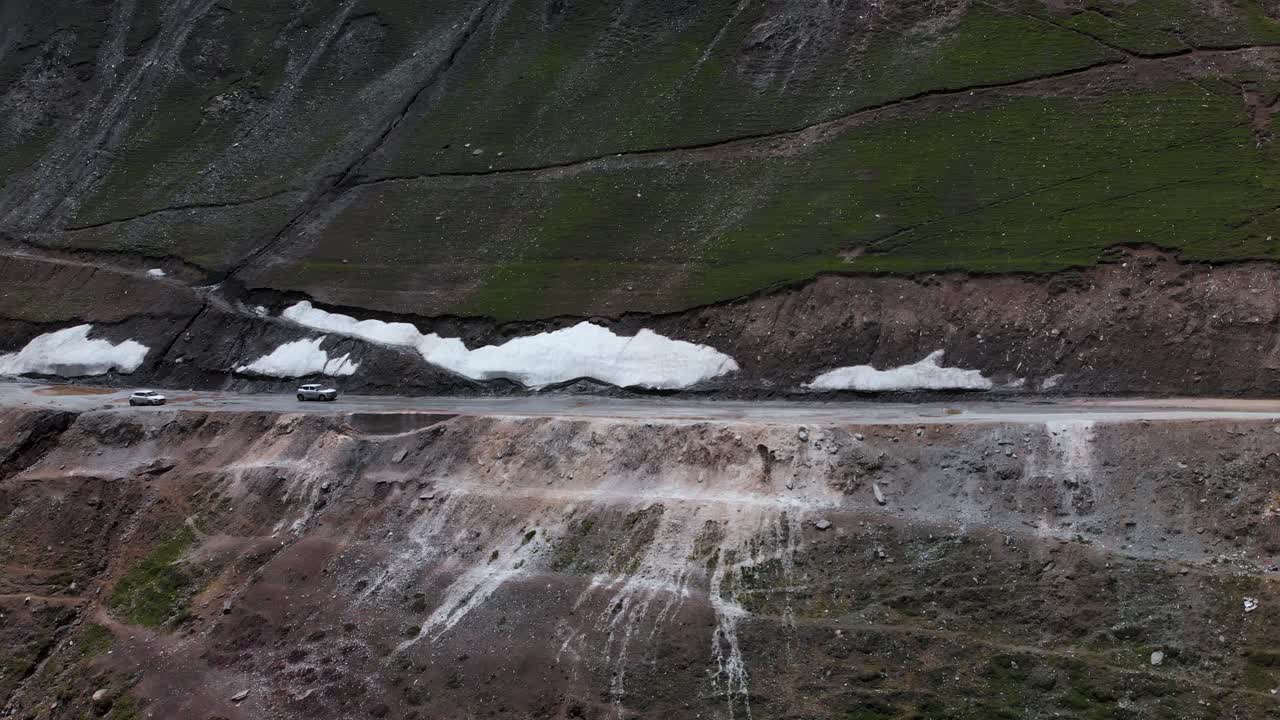 coches en la zona montañosa de ladakh, india
