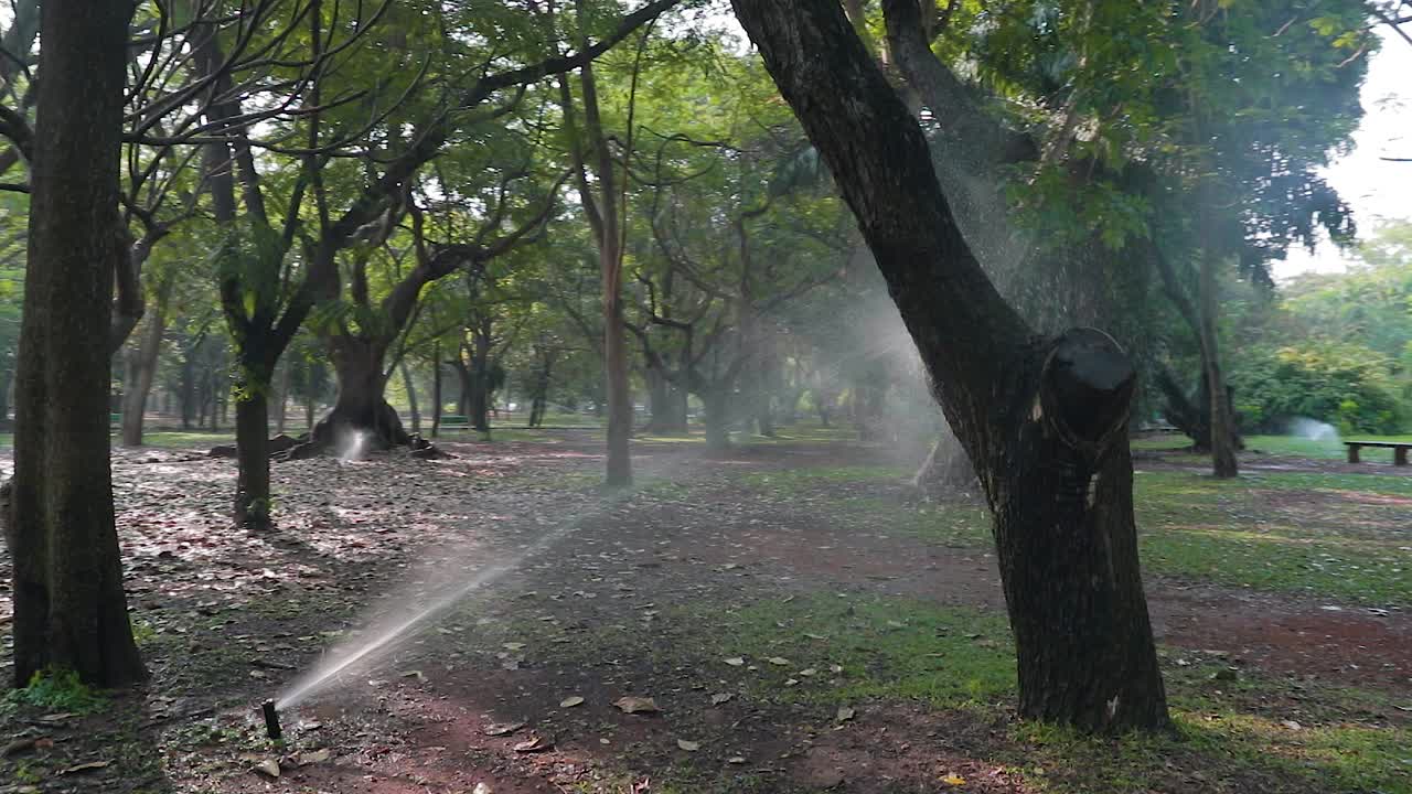 Ripresa orbitante in movimento di un sistema di irrigazione automatico per piante, in slow motion.