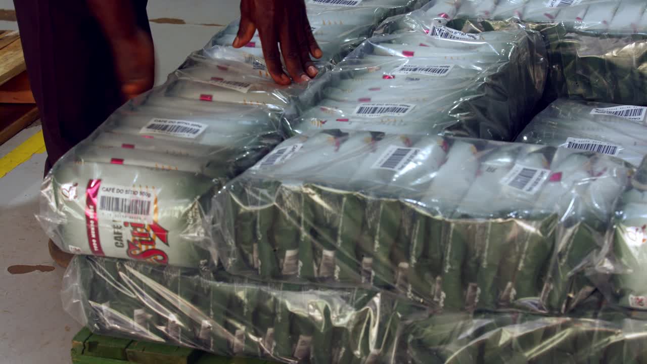 공장에서 로스팅 및 블렌딩 커피 원두를 포장 및 포장