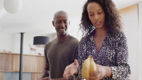 Una-Pareja-Que-Regresa-A-Casa-Después-De-Un-Viaje-De-Compras-Desempacando-Bolsas-De-Plástico-Sin-Plástico