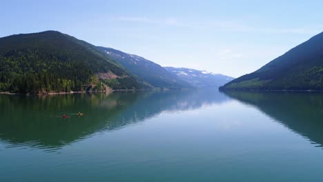 personas en kayak en el lago 4k