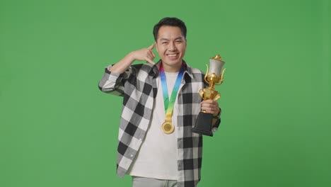 hombre celebrando un premio