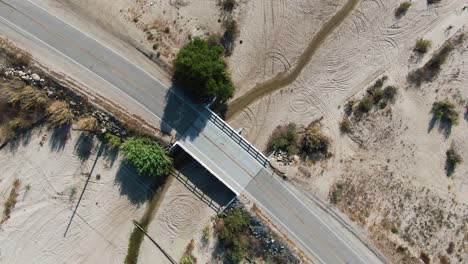 Eine-Brücke-über-Einen-Ausgetrockneten-Fluss,-Austrocknende-Flussbettantenne