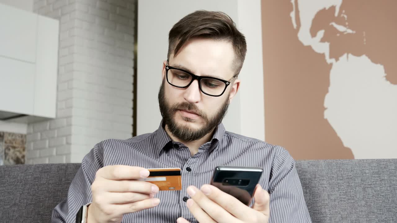 hombre hacer tarjeta bancaria pago en línea en teléfono inteligente