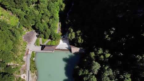 clima de verano en el lago klammsee en la región de pinzgau, salzburgo, austria
