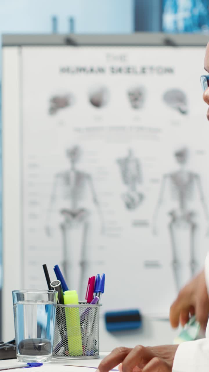Medico afroamericano che scrive e consegna farmaci al paziente